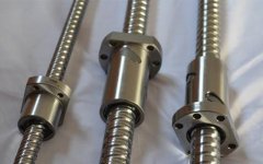 滾珠絲桿在低速運(yùn)動(dòng)時(shí)候要保持平穩(wěn)性